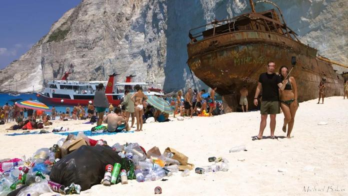 Řeky pobouřila situace na ikonické pláži. Po turistech tam zůstává kupa odpadků