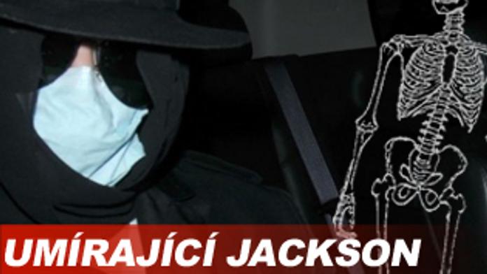 Umírající Jackson. S kloboukem, rouškou a celý zahalený