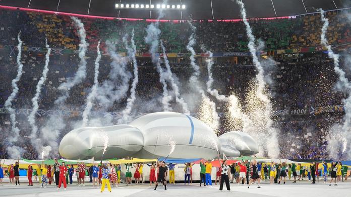 Zvláštní dvojí metr. Pyrotechnika jednou problém, poté součást ceremoniálu