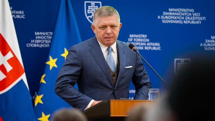 Šéf NATO mimořádně jede za Ficem na Slovensko. Důvod cesty se tají