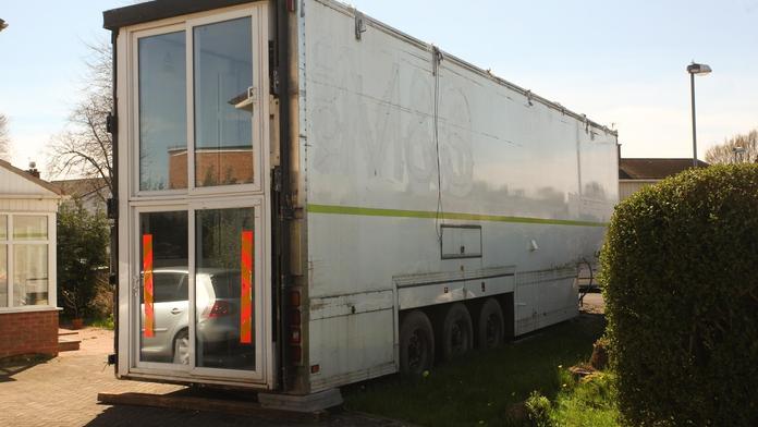 Unikátní přestavba: Z návěsu kamionu vznikl třípokojový byt