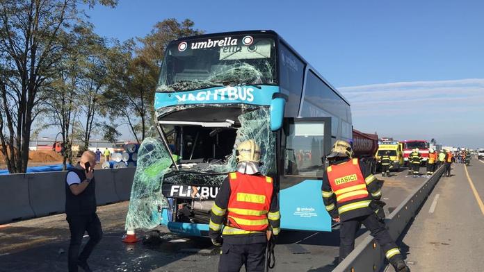Na dálnici D8 se srazil kamion a autobus plný lidí! Sedm zraněných