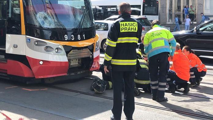 Tramvaj srazila 80letého seniora. Skončil v nemocnici