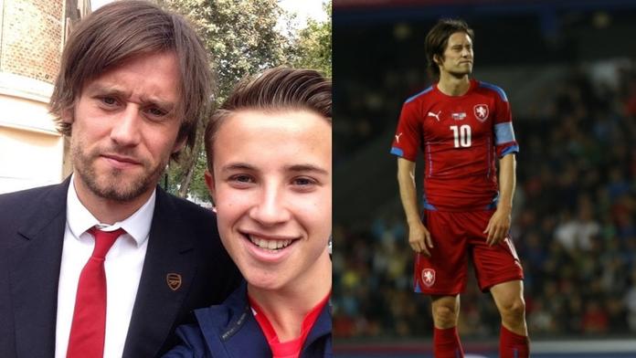 Rosický se tvářil jako kakabus, klučina měl z fotky stejně radost
