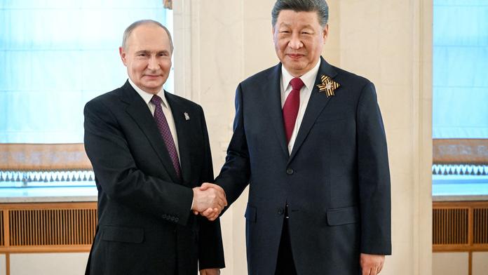 Vladimir Putin a Si Ťin-pching na setkání v Moskvě, 9. 5. 2025