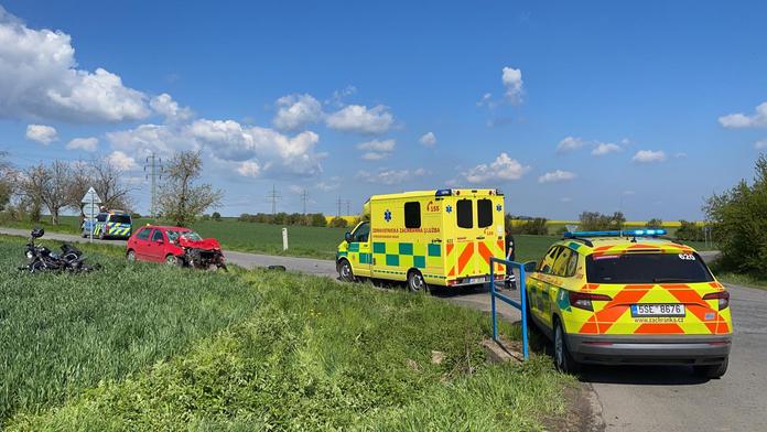 Čtyři zranění po nehodě za Prahou, motorkář má rozdrcenou nohu