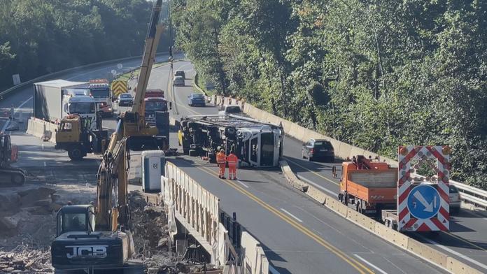 Na dálnici D5 se srazily kamiony. Úsek bude průjezdný až odpoledne
