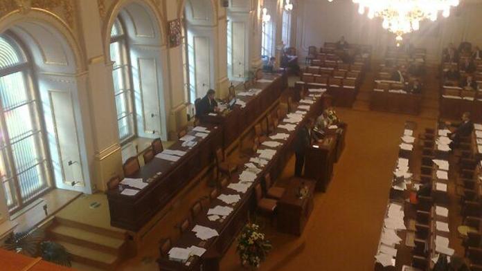 Fraška ve Sněmovně. Poslanci se nedomluvili a museli skončit