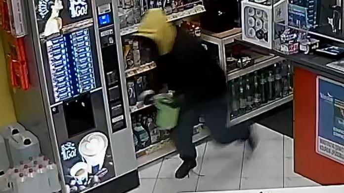 Neviděli jste ho? Lupič v Praze přepadl benzinku, prodavačku ohrožoval nožem