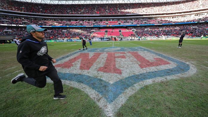 To je oraniště! Američtí fotbalisté zničili Tottenhamu hřiště