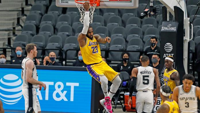 LeBron zářil a Lakers nadělovali. Utah zaváhal a jeho náskok se ztenčil