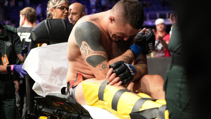 To je smůla! UFC zápasník se zranil 15 vteřin po začátku utkání. Čeká ho pauza