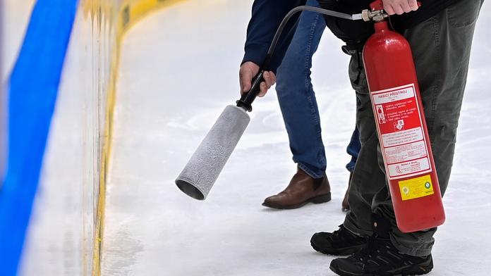 Problémy s ledem v extralize? Odpověď není jasná. Můžou za to mantinely i rolba