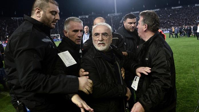 Majitel PAOK vběhl na hřiště s pistolí! Řecko pozastavilo ligu