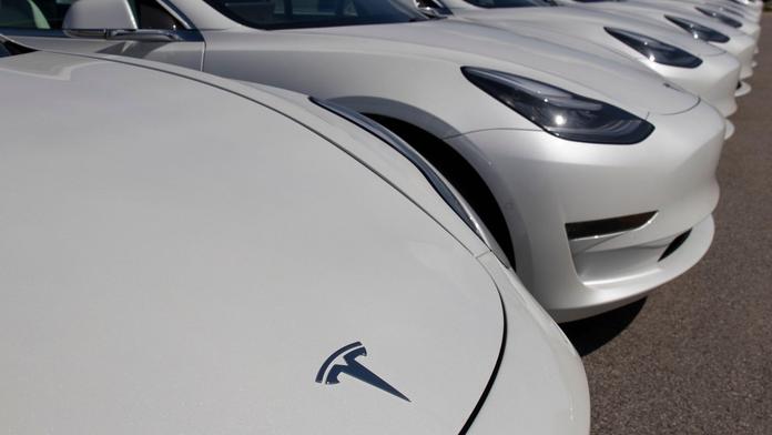 Jak velkým problémem je pro elektromobily mráz? Tesla už dostala obří pokutu