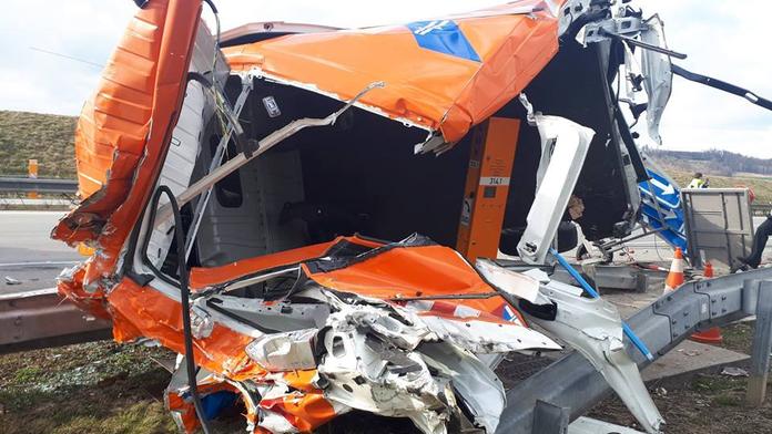 Silničáři v ohrožení. Takhle kamion rozpáral jejich auto u Bělotína