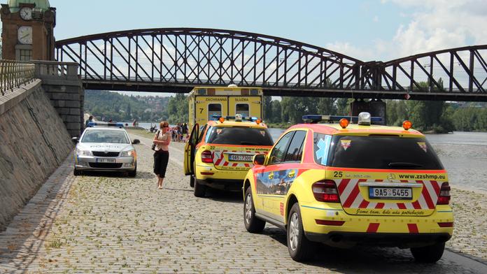 Na Rašínově nábřeží v Praze plavala za lodí mrtvola