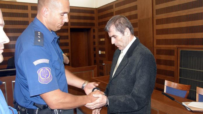 Na bratra vytáhl pušku a šestkrát ho střelil! U soudu dostal 12 let
