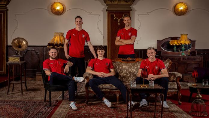 Fotbalová repre představila nové dresy pro baráž: Inspirace slavným turnajem
