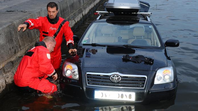 Řidič spustil na Vltavu člun a omylem i auto. FOTKY