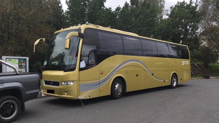 Řidič autobusu zkolaboval na dálnici u Jablonce, zaskočil za něj cestující!
