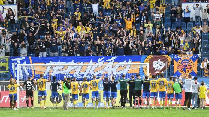 Na Spartu v košili a kravatě. Fanoušci Teplic reagují na ceny lístků po svém