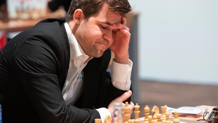 Šachový král Carlsen padl. Na turnaji o 1,3 milionu ho porazil 17letý talent