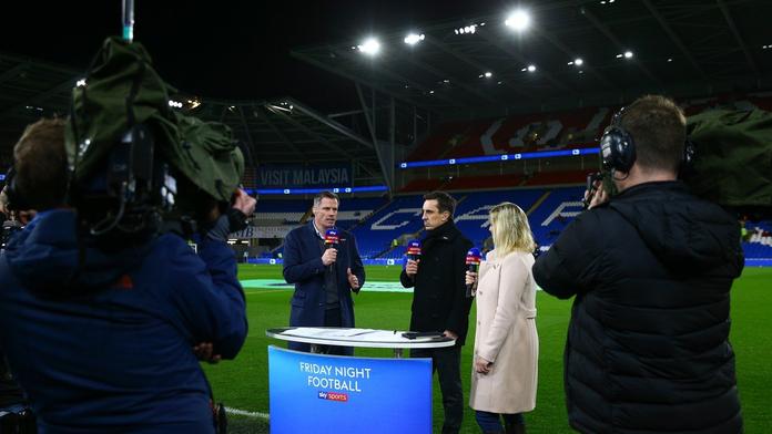 Bývalí rivalové Carragher a Neville se poprali u balení dárků! VIDEO