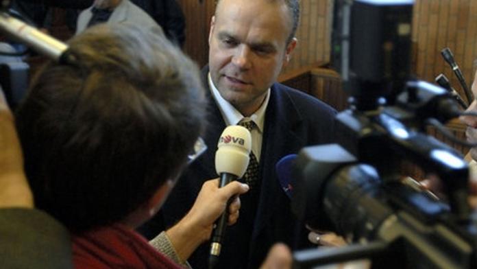 Soud Krejčířovi ulehčil, hlásit se má jen jednou týdně