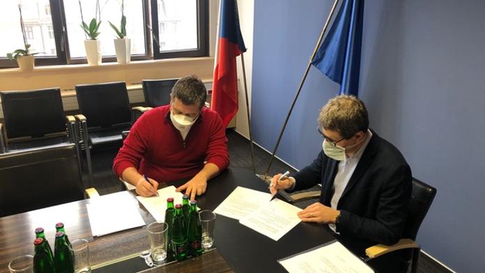 Důležitá pomoc pro Česko. PPF dodá nemocnicím 40 plicních ventilátorů