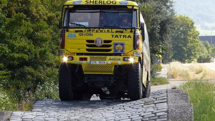 Velitele indické armády obvinili kvůli úplatkům za české tatrovky