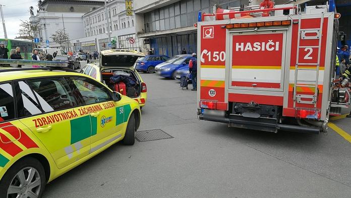 Kočárek s dítětem se zasekl ve výtahu. Vyprostili ho hasiči