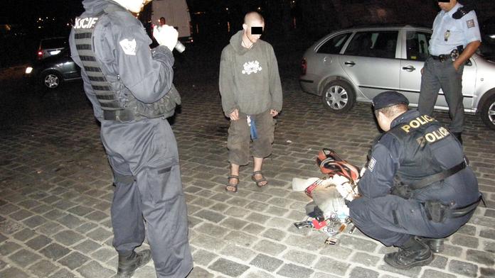 Rvačky, krádeže a nehody. Pražští policisté měli v noci napilo