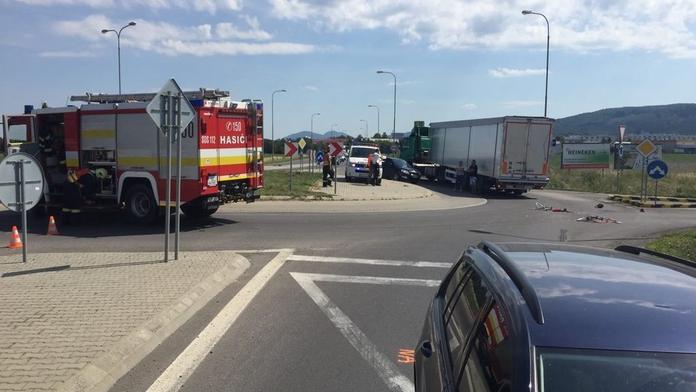Cyklistku na kruhovém objezdu smetla tatra. Nepřežila