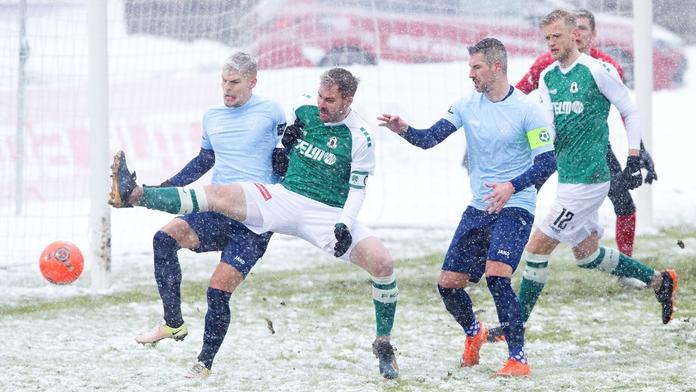 To je soudržnost! Fotbalisté Jablonce zachraňují pažit na stadionu