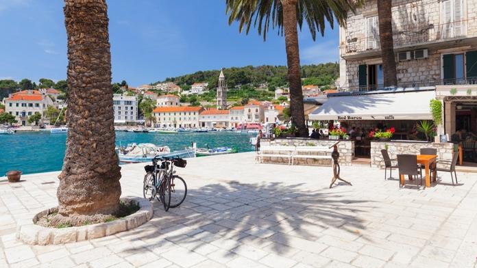 Opilý ukrajinský turista v Chorvatsku napadl servírku. Shodila ho do moře