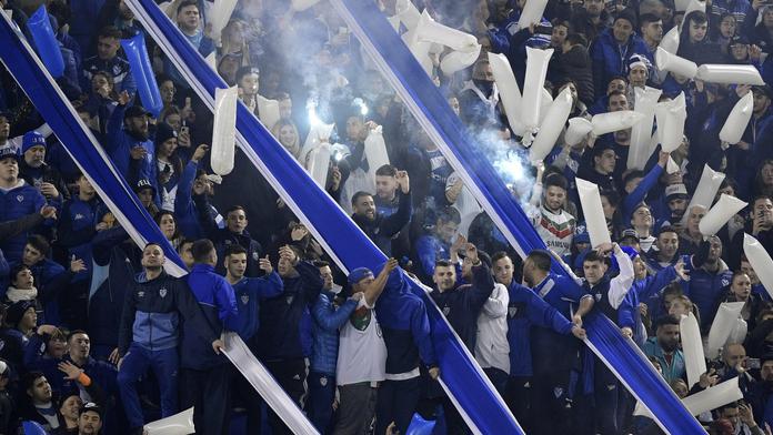 Peklo v Argentině. Fanoušci po špatných výsledcích zapálili fotbalistům auta