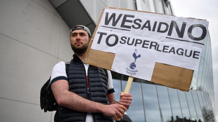 Fanoušek Tottenhamu prostestující proti Superlize