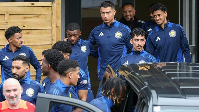 Ronaldománie v Rakousku: Fanoušci klepou hvězdě na dveře, zasahovali i hasiči