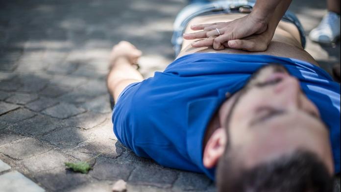 Hledá se hrdina! Zachránil tatínka, který zkolaboval na procházce s dcerkou