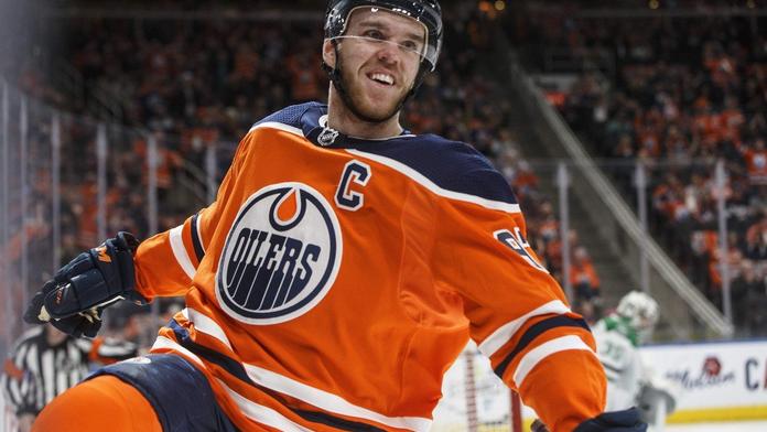 Hvězdný McDavid zazářil při udílení cen NHL. Odnesl si dvě trofeje