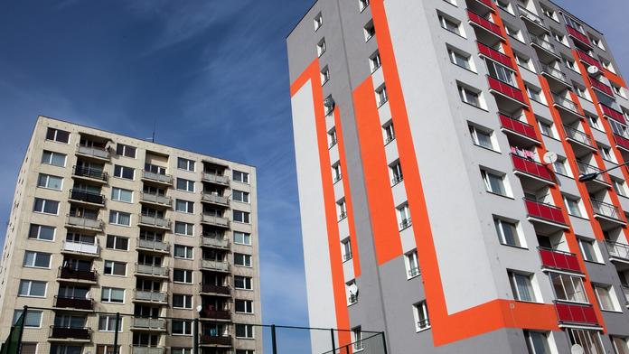Rodiče uvěznil dvouletý syn na balkóně, soused musel volat strážníky