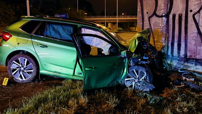 Vážná nehoda v Praze! Zničené auto přivolalo zraněnému řidiči pomoc