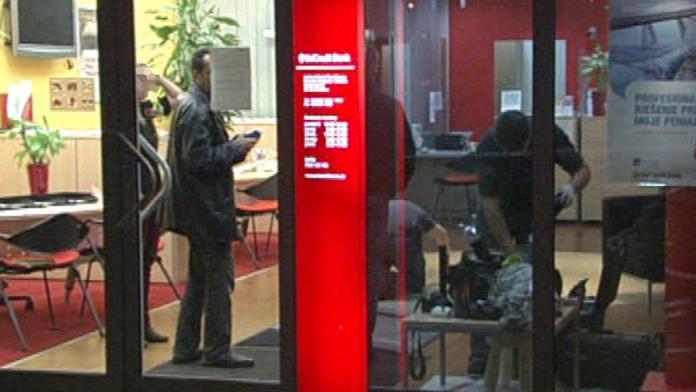 PŘEPADENÍ v Bratislavě: vyloupil banku, postřelil ženu a utekl s penězi