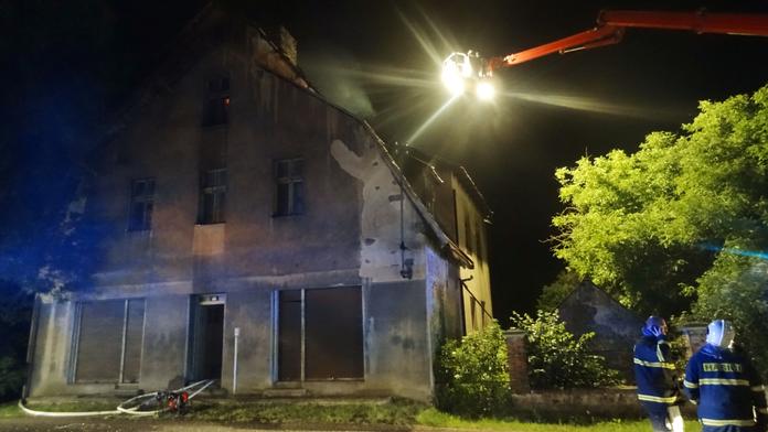 Požár velkého domu zvedl hasiče z celého okresu