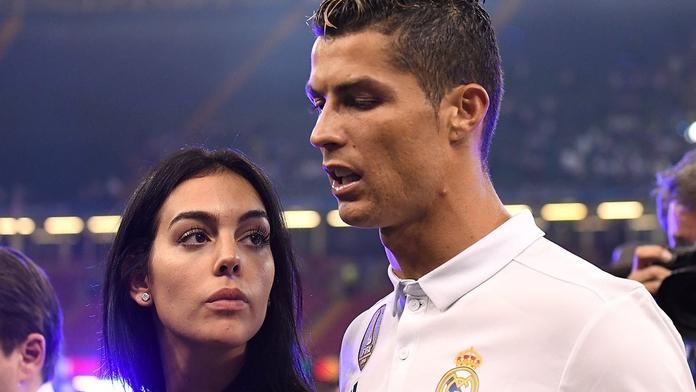 Cristiano Ronaldo má dvojčátka! A zase je nemá se svou přítelkyní