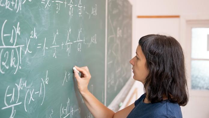 Platy učitelů reálně nerostou, ukazuje statistika. Ve skutečnosti naopak klesly