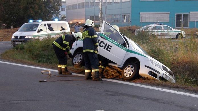 Policejní octavia s majákem bourala v křižovatce. Tři zranění