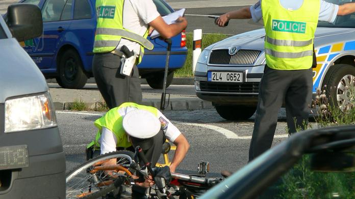TO UŽ JE MOC! Řidič auta SCHVÁLNĚ narazil do jedoucího CYKLISTY!
