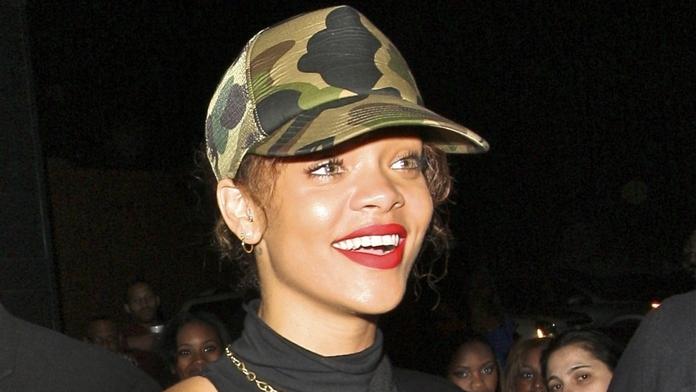 Konec spekulací! Zpěvačka Rihanna se pochlubila těhotenským bříškem